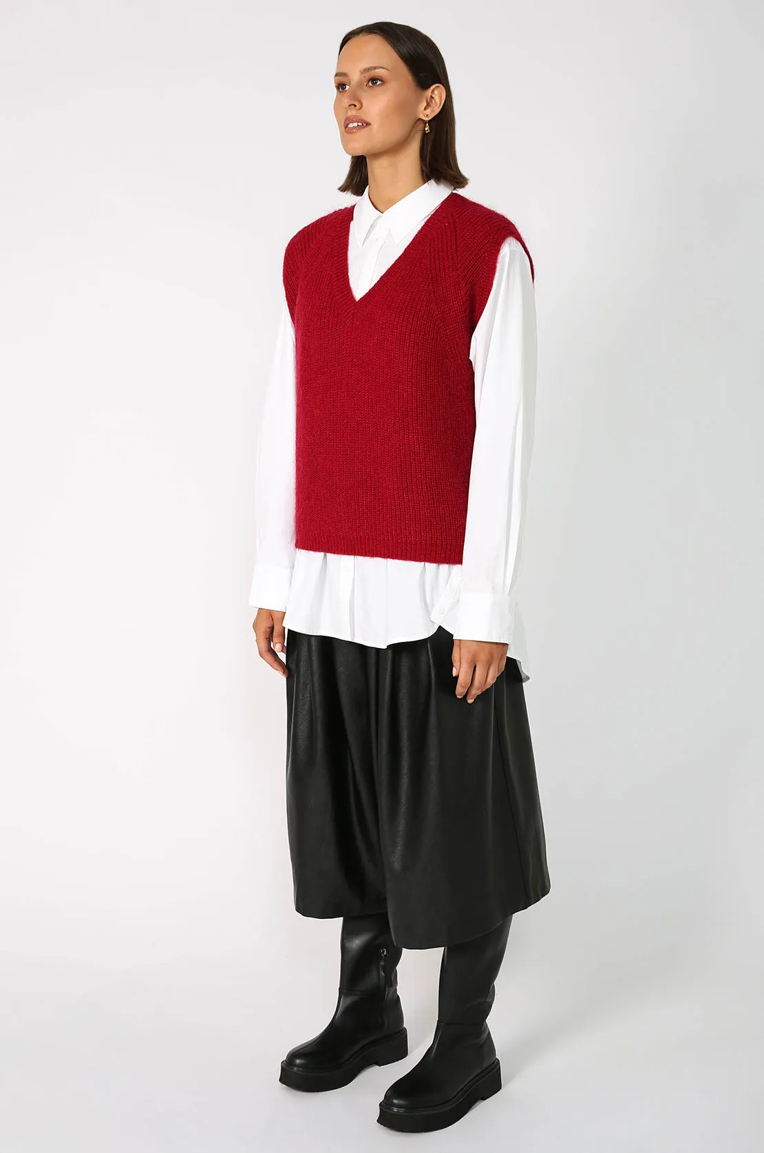 lineate vest / cranberry