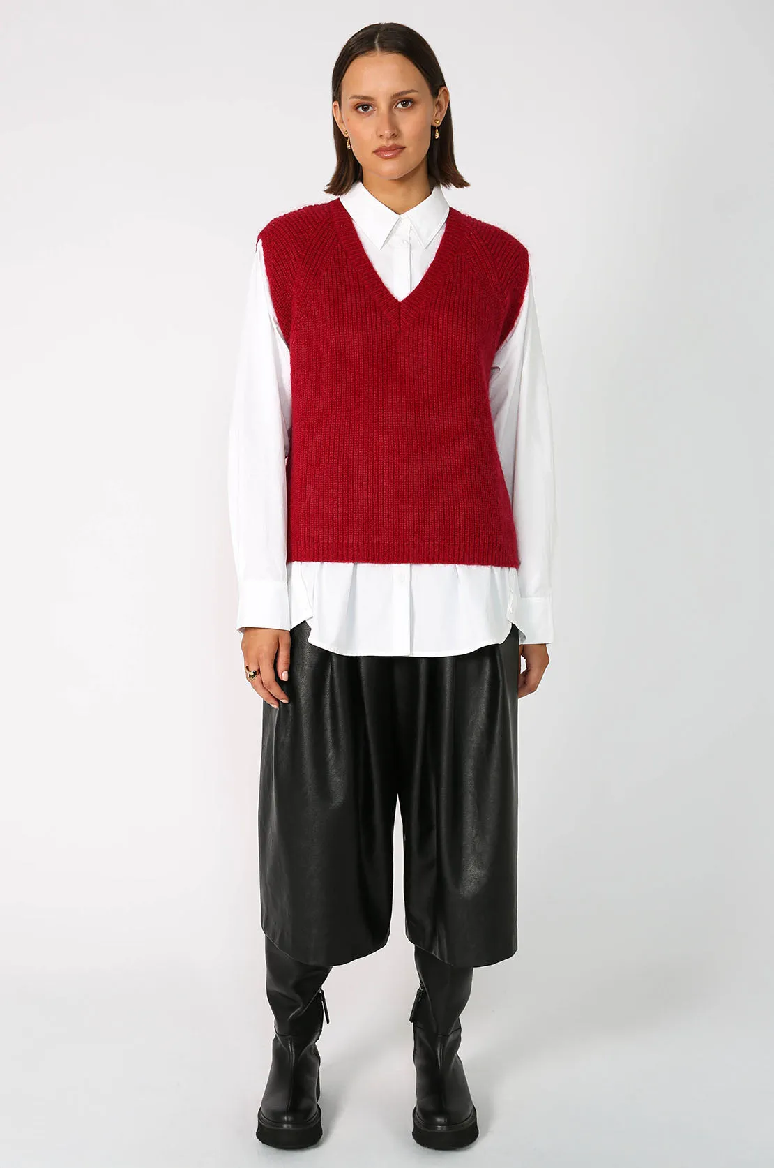lineate vest / cranberry